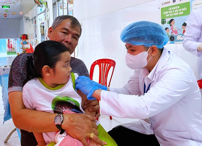 Hà Nội bắt đầu tiêm chủng vaccine phòng, chống dịch sởi - Ảnh 1.